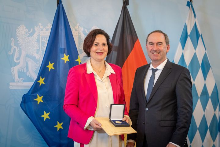 Wirtschaftsminister Hubert Aiwanger mit Susanne Lang (Foto: StMWi/A. Heddergott)