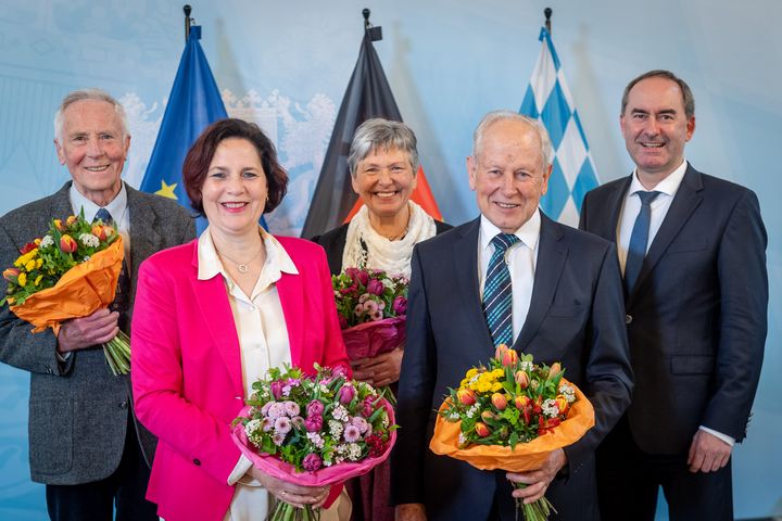 Wirtschaftsminister Hubert Aiwanger mit Wilhelm Kirchensteiner, Annelies Zink, Susanne Lang und Dr. Herbert Hruschka (von rechts; Foto: StMWi/A. Heddergott)