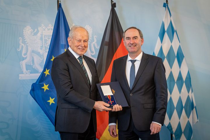Wirtschaftsminister Hubert Aiwanger mit Wilhelm Kirchensteiner (Foto: StMWi/A. Heddergott)