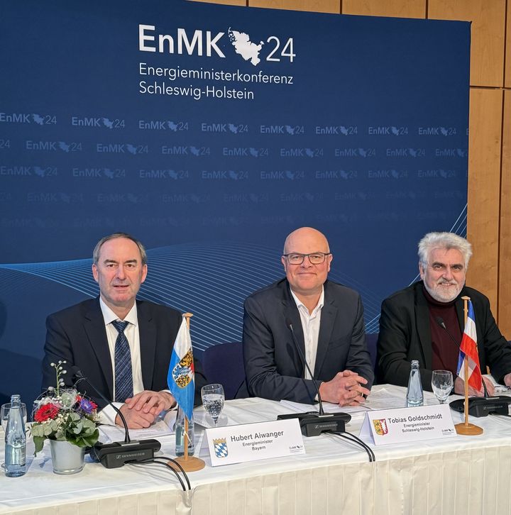 Pressekonferenz nach der EnMK 2024: Bayerns Staatsminister Hubert Aiwanger, Schleswig-Holsteins Energieminister Tobias Goldschmidt und Sachsen-Anhalts Energieminister Prof. Dr. Armin Willingmann (von links). Foto: StMWi