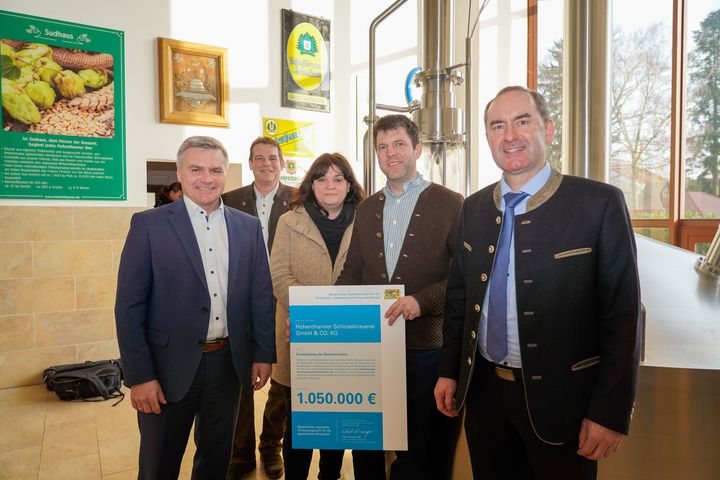 Bayerns Wirtschaftsminister Hubert Aiwanger bei der Übergabe der Förderurkunde an die Hohenthanner Schlossbrauerei, gemeinsam mit (v. l. n .r.) Landrat Peter Dreier, Braumeister Thomas Hämmerl, Bereichsleiterin Wirtschaftsförderung in der Regierung von Niederbayern Manuela Königbauer und Inhaber Johannes Rauchenecker.
Foto: StMWi