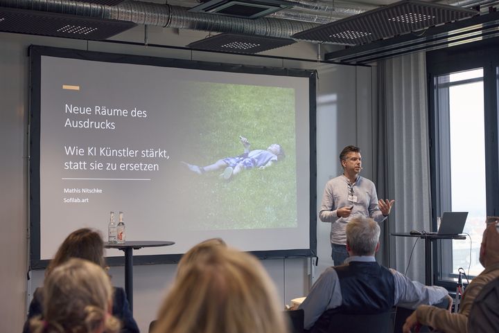 Tobias Gotthardt, Staatssekretär im Bayerischen Staatsministerium für Wirtschaft, Landesentwicklung und Energie, verleiht den Staatspreis für bayerische Kreativorte. 