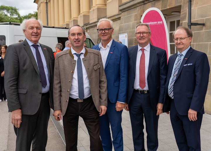 Bayerns Wirtschaftsminister Hubert Aiwanger beim Tag des Handwerks in Ansbach. Auf dem Bild von links: Franz Xaver Peteranderl (Präsident des Bayerischen Handwerkstages), Staatsminister Aiwanger, Dr. Frank Hüpers (Hauptgeschäftsführer des Bayerischen Handwerkstages), Thomas Pirner (Präsident HWK Mittelfranken), Prof. Dr. Elmar Forster (Hauptgeschäftsführer HWK Mittelfranken). Foto: Elke Neureuther/StMWi