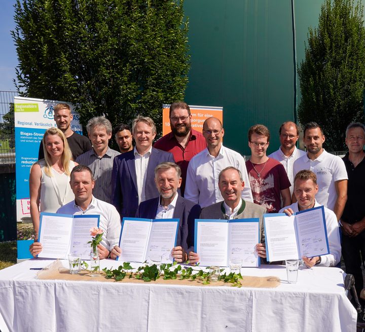 Bayerns Energieminister Hubert Aiwanger bei der Unterzeichnung des Positionspapiers „Biogasproduktion in Bayern sichern“ mit Christoph Huber (Stellv. Vorstand Landwirtschaft verbindet Bayern e.V., vorne 1.v.l.), Günter Felßner (Präsident des Bayerischen Bauernverbands, vorne 2.v.l.) und Dr. Stefan Rauh (Geschäftsführer des Fachverbands Biogas und Vorstandsmitglied im Landesverband Erneuerbare Energie Bayern e.V., vorne 4.v.l.).
Foto: StMWi/A.Ufert