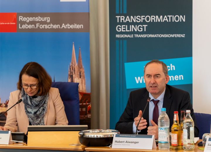 Wirtschaftsminister Hubert Aiwanger und Regensburgs Oberbürgermeisterin Gertrud Maltz-Schwarzfischer bei der Transformationsveranstaltung in Regensburg. Foto: StMWi/E. Neureuther