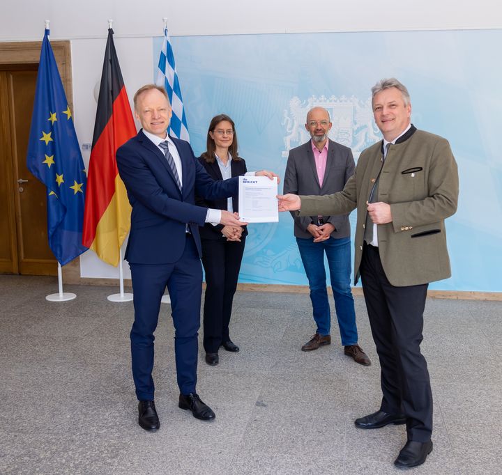 Präsentation der geförderten Pilotstudie im Wirtschaftsministerium (v.l.): ifo Präsident Prof. Dr. Clemens Fuest, Prof. Dr. Karen Pittel (Leiterin des ifo Zentrums für Energie, Klima und Ressourcen), Prof. Dr. Timo Wollmershäuser (Leiter der ifo Konjunkturforschung und -prognosen) und Wirtschaftsstaatssekretär Roland Weigert. Foto: StMWi