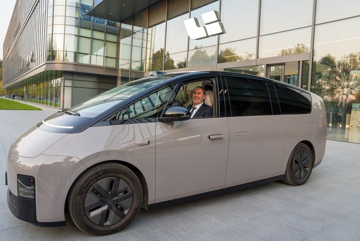 Wirtschaftsminister Hubert Aiwanger testet ein Fahrzeug von Li Auto in Peking. Foto: StMWi/E. Neureuther