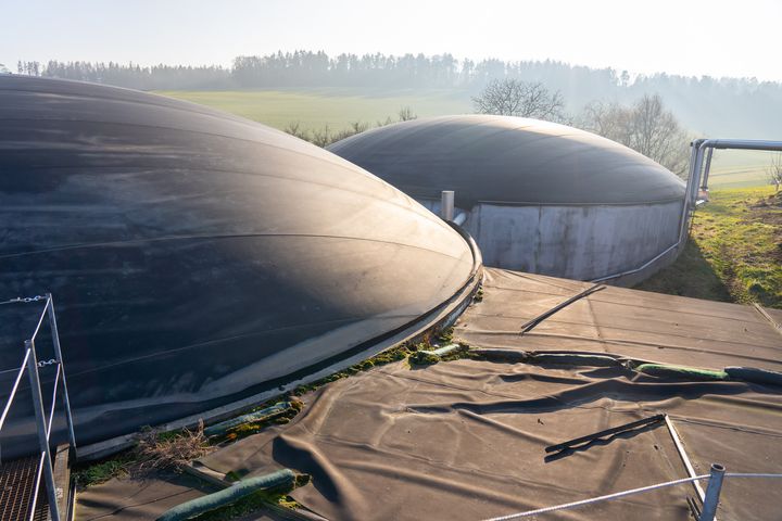 Zum Auftakt der Gesprächsreihe &quot;Marktchancen für Biogas&quot; hat Bayerns Energieminister Hubert Aiwanger die Biogasanlage der Firma Daffner Energie im niederbayerischen Niederviehbach besucht. Foto: StMWi/Bastian Brummer