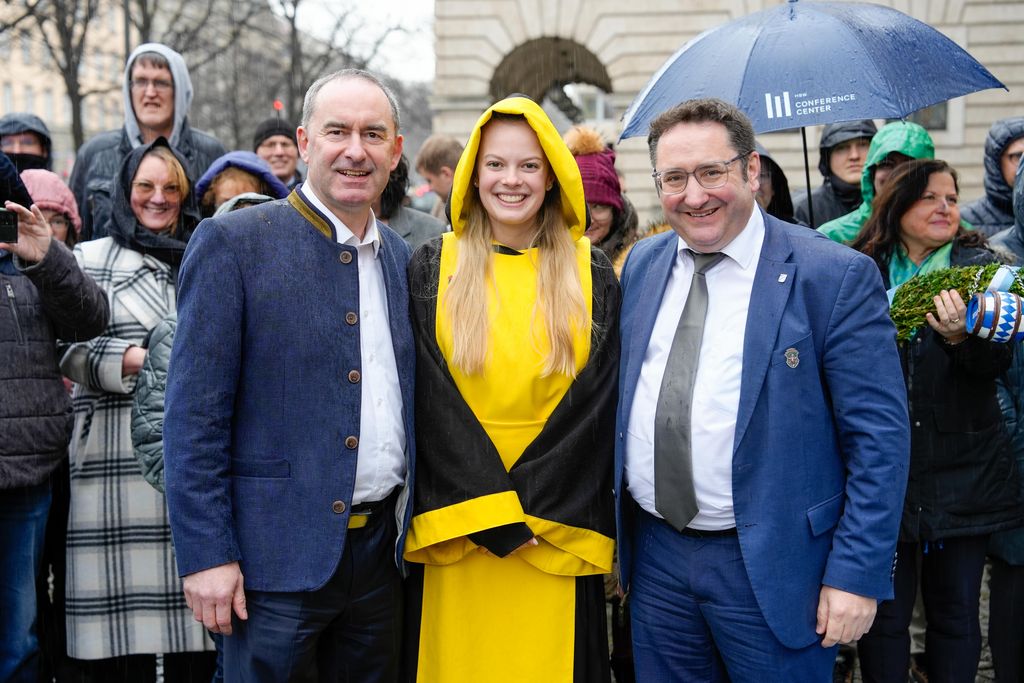 _DSC0340 Der Bayerische Wirtschaftsminister Hubert Aiwanger begrüßt die Original Münchner Schäfflertanzgruppe.