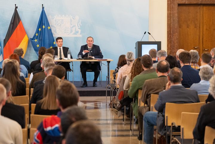 In seiner Rede vor den rund 150 Vertretern der sieben höheren und der 96 unteren Jagdbehörden aus Bayern ging Bayerns Wirtschafts- und Jagdminister Hubert Aiwanger detailliert auf die schon erfolgten Anpassungen im Bayerischen Jagdgesetz ein. Foto: StMWi/Bastian Brummer