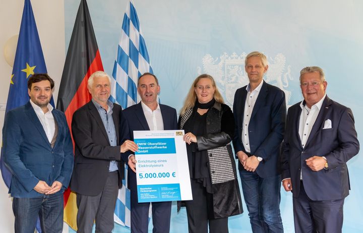 Bayerns Wirtschafts- und Energieminister Hubert Aiwanger übergab Vertretern der OWW Oberpfälzer Wasserstoffwerke GmbH den Förderbescheid über fünf Millionen Euro aus dem Bayerischen Elektrolyseur-Förderprogramm (BayFELI). Foto: Elke Neureuther/StMWi