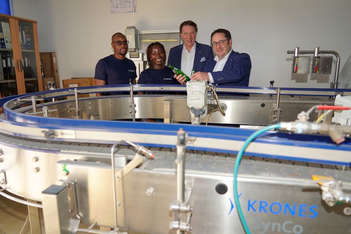 Staatssekretär Gotthardt gemeinsam mit Dr. Helmes (2.v.r) mit Auszubildenden an einer Trainingsstation im Krones Life Cycle Service Center East Africa
Foto: StMWi