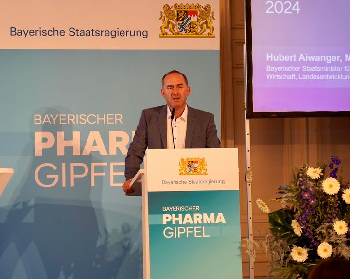 Bayerns Wirtschaftsminister beim Pharmagipfel 2024. Foto: StMWi