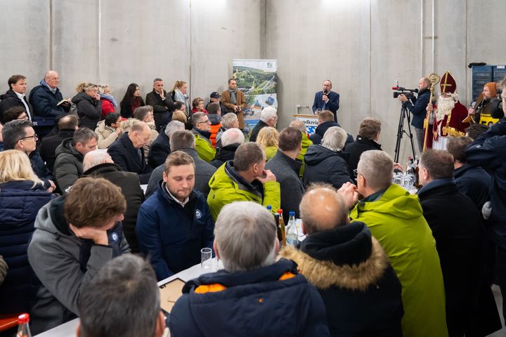 In seinem Grußwort vor über 150 Gästen betonte Bayerns Wirtschaftsminister Hubert Aiwanger die Bedeutung der Tourismusförderung für die Wirtschaftskraft in der Region. Foto: StMWi/Bastian Brummer