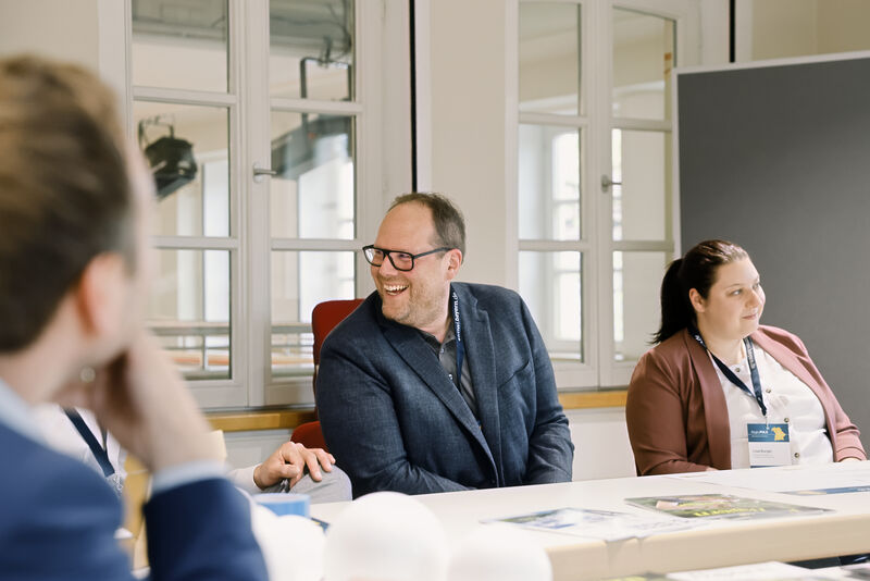 Personen am Tisch