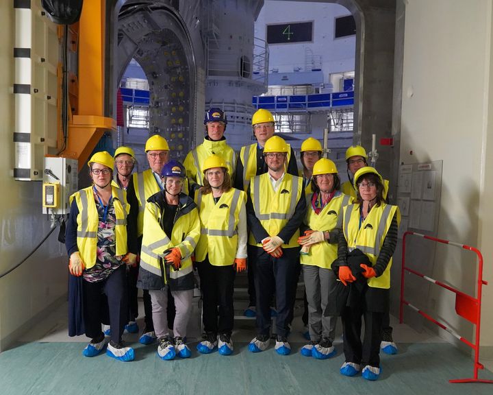 Die bayerische Expertendelegation vor der ITER-Vakuumkammer, dem Herzstück des Tokamak-Reaktors.StMWi/T. Assenbrunner