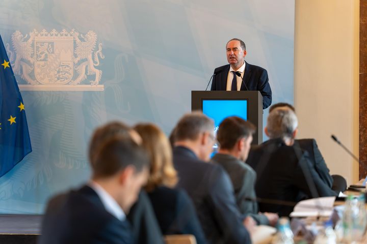 Bayerns Wirtschaftsminister Hubert Aiwanger sprach bei der Veranstaltung &quot;Transformation gelingt!&quot;. Foto: Elke Neureuther/StMWi