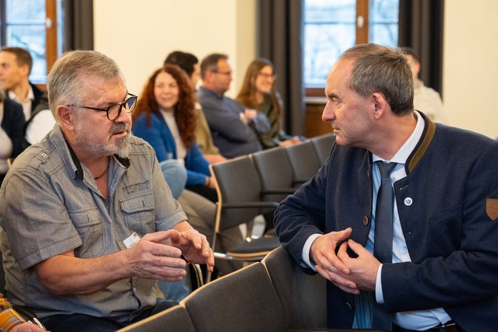 Während der Informationsveranstaltung mit den nachgeordneten Jagdbehörden im Wirtschaftsministerium nahm sich Bayerns Jagdminister Hubert Aiwanger Zeit für die Fragen zu den geplanten und erreichten Anpassungen im Jagdrecht. Foto: StMWi/Bastian Brummer