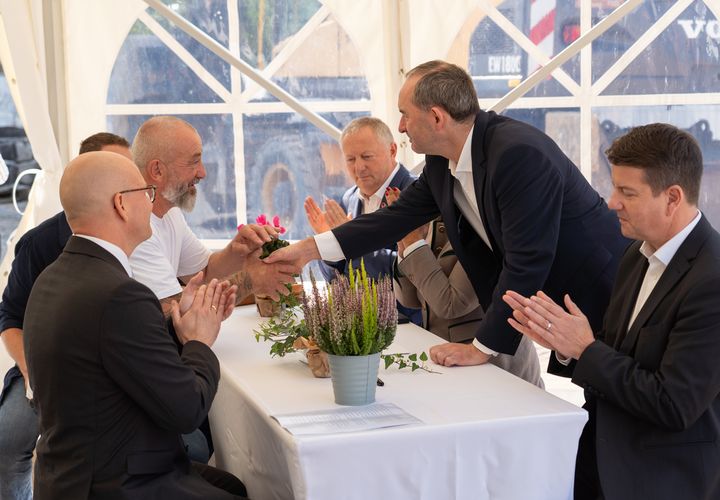 Bayerns Wirtschaftsminister Hubert Aiwanger gratuliert den Investoren Robert und Jochen Manhardt zu ihrer Entscheidung, das Hotel in Bad Kissingen zu bauen. Foto: StMWi/Bastian Brummer