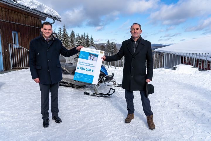 Bayerns Wirtschafts- und Tourismusminister Hubert Aiwanger hat heute die Förderurkunde für die Modernisierung der Seilbahnen in Mitterdorf an den Landrat  Sebastian Gruber (Freyung-Grafenau) übergeben. Foto: StMWi/Elke Neureuther