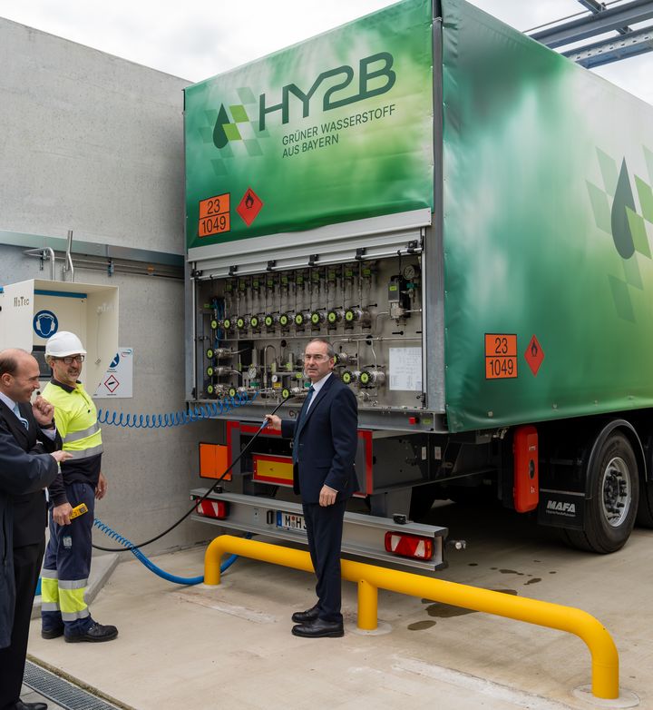 Bayerns Wirtschaftsminister Hubert Aiwanger startet die Wasserstoff-Befüllung eines Trailers. Foto: Elke Neureuther/StMWi