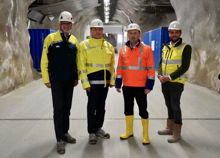 Von links: Michael Strugl (VERBUND-Vorstandsvorsitzender), Karl-Heinz Gruber (Geschäftsführer VERBUND Wasserkraft), Energieminister Hubert Aiwanger und Christian Rieder (Projektleiter Pumpspeicherkraftwerk Limberg III). Foto: StMWi/T. Gabler.