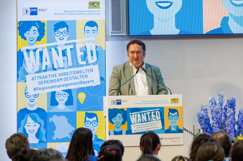 Herr Wirtschaftstaatssekretär Bayern hält eine Ansprache vor Publikum