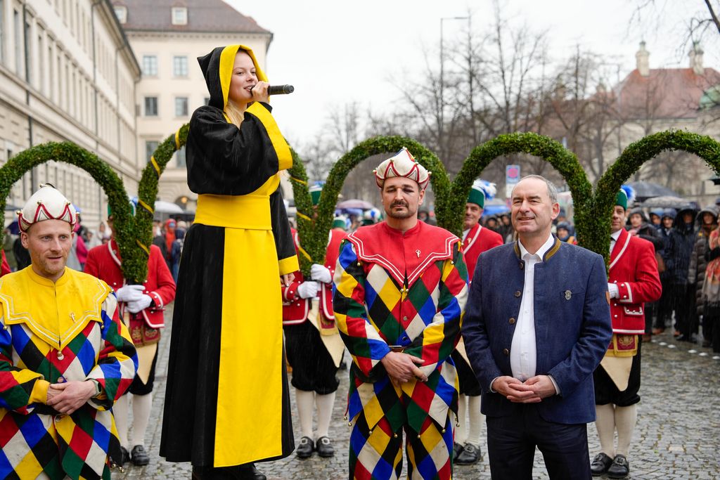 _DSC0316 Der Bayerische Wirtschaftsminister Hubert Aiwanger begrüßt die Original Münchner Schäfflertanzgruppe.