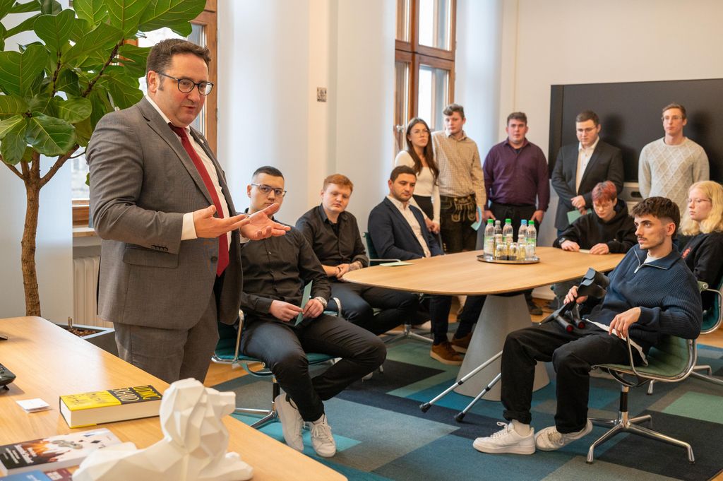 Im Gespräch mit Wirtschaftsstaatssekretär Tobias Gotthardt Impressionen zum Lernort Staatsregierung