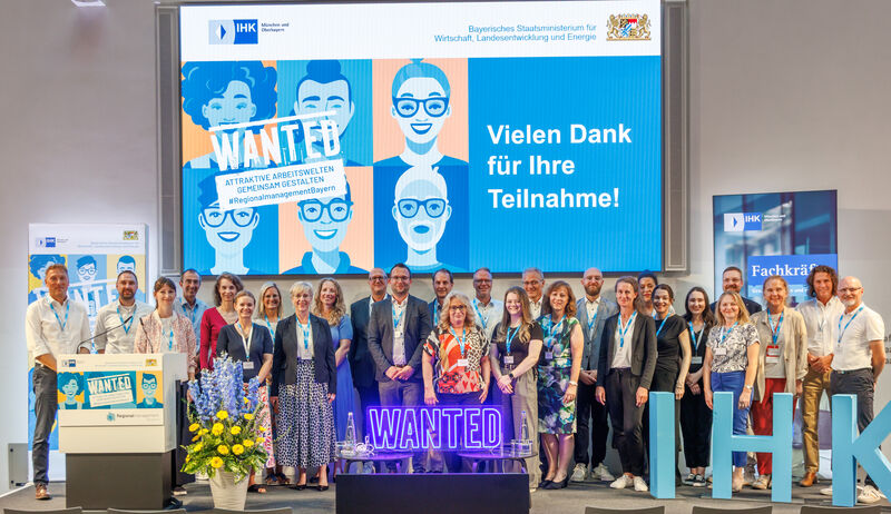 Gruppenfoto mit allen Akteuren der Veranstaltung auf der Bühne