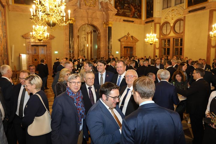 Tobias Gotthardt (Staatssekretär im Bayerischen Wirtschaftsministeium) lädt am 12.03.2025 anlässlich der Internationalen Handwerksmesse zum Empfang in den Kaisersaal der Residenz München ein.