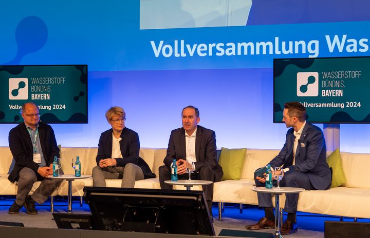 Energieminister, Hubert Aiwanger mit Prof. Dr. Peter Wasserscheid (1.v.l.), Prof. Dr. Veronika Grimm (2.v.l.) und Dr. Fabian Pfaffenberger (4.v.l.) auf der Podiumsdiskussion bei der Vollversammlung des Wasserstoffbündnisses Bayern. 
Foto: StMWi/E. Neureuther