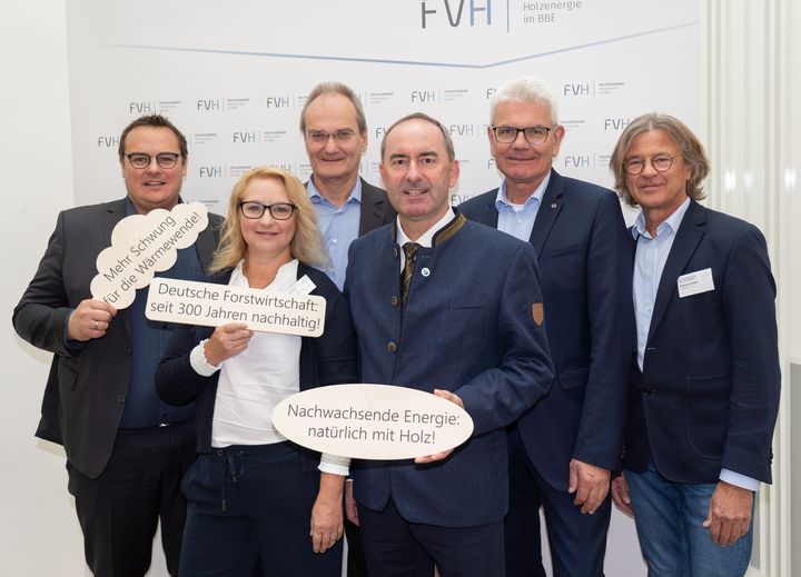 Bayerns Wirtschafts- und Energieminister Hubert Aiwanger hat heute an der Eröffnung des Fachkongresses Holzenergie in Würzburg teilgenommen. Das Bild zeigt (von links nach rechts): Die BBE-Vorstandsmitglieder Sebastian Henghuber und Yvonne Bosch, BBE-Geschäftsführer Bernd Geisen, Wirtschaftsminister Hubert Aiwanger, BBE-Vorstandsvorsitzender Artur Auernhammer (MdB) und Edmund Langer, Geschäftsführer von C.A.R.M.E.N. e. V. und Mitglied im BBE-Vorstand. Foto: StMWi/Bastian Brummer