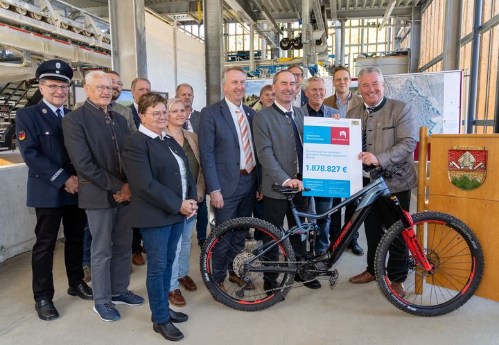 Wirtschaftsminister Hubert Aiwanger bei der Übergabe des Förderbescheids in Bischofsmais  © StMWi/E. Neureuther