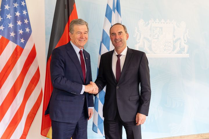 Gouverneur Cooper und Wirtschaftsminister Aiwanger im Rahmen haben sich im Bayerischen Wirtschaftsministerium getroffen. Foto: StMWi/B. Brummer.