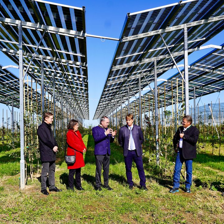 Energieminister Aiwanger besucht Agri-PV-Anlage in Deutenkofen