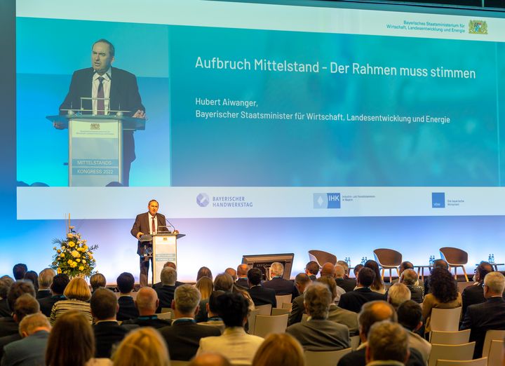 Vorsprung durch Mittelstand: Wirtschaftsminister Hubert Aiwanger macht sich bei seinem Grußwort für mittelständische Betriebe stark. 
© StMWi/Elke Neureuther