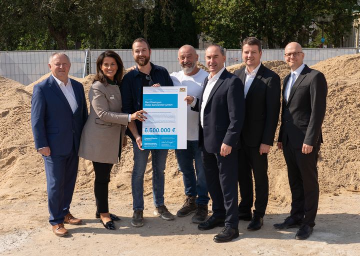 Bayerns Wirtschaftsminister Hubert Aiwanger hat heute die Förderurkunde für den Neubau eines 4-Sterne-Superior-Hotels &quot;Sonnenhof Bad Kissingen&quot; an die Investoren und künftigen Betreiber übergeben. Das Bild zeigt (von links nach rechts): Thomas Bold, Landrat des Landkreises Bad Kissingen; Bayerns Landwirtschaftsministerin Michaela Kaniber; die Investoren und künftigen Hotelbetreiber Jochen und Robert Manhardt; Bayerns Wirtschaftsminister Hubert Aiwanger, Staatssekretär Sandro Kirchner und Dr. Dirk Vogel, Oberbürgermeister der Stadt Bad Kissingen. Foto: StMWi/Bastian Brummer