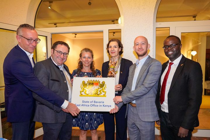 Staatssekretär Tobias Gotthardt mit dem deutschen Botschafter, Sebastian Groth (v.l.n.r.), Sarah Reusche (Projektmanagerin der Außenhandelskammer für Ostafrika), Dr. Monika Erath (Delegierte der AHK), Christian Engels (Bayerischer Repräsentant für Ostafrika) und Kennedy Njoroge (Junior Projektmanager bei der AHK) bei der offiziellen Eröffnung der Bayerischen Repräsentanz.
Foto: StMWi