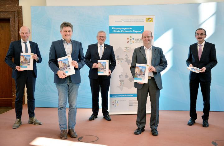 Abschlussveranstaltung zum Fitnessprogramm Starke Zentren im Wirtschaftsministerium (v.l.):  Kemptens Oberbürgermeister Thomas Kiechle, der Erste Bürgermeister von Beilngries Helmut Schloderer, Schwandorfs Oberbürgermeister Andreas Feller, der Oberbürgermeister von Rothenburg ob der Tauber Dr. Markus Naser und Coburgs Zweiter Bürgermeister Hans-Herbert Hartan. Foto: Astrid Schmidhuber