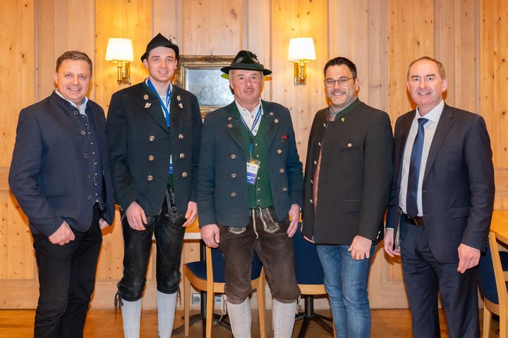 Bayerns Wirtschaftsminister Hubert Aiwanger hat die Schirmherrschaft für die Europameisterschaft im Handmähen übernommen. Sie findet am 10. August 2025 in Ainring im Berchtesgadener Land statt. Das Bild zeigt (v.r.n.l): Staatsminister Hubert Aiwanger; Martin Öttl, Bürgermeister von Ainring; Georg Weber, Erster Vorsitzender des Handmähvereins Thundorf-Straß e.V, seinen Stellvertreter Markus Egger und Michael Koller, MdL. Foto: StMWi/Bastian Brummer