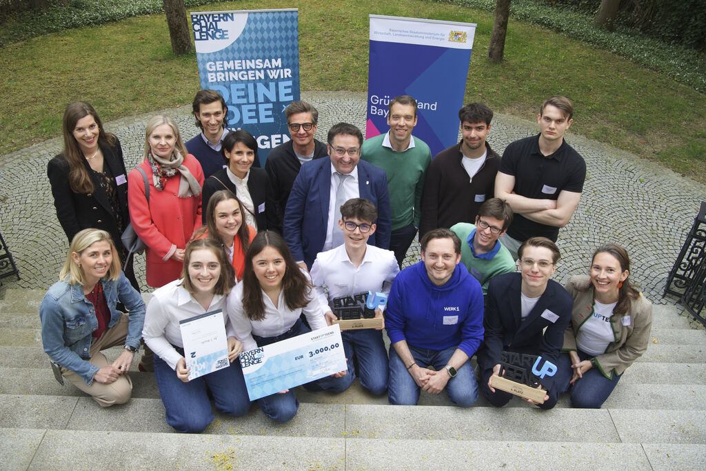 Bayerns Wirtschaftsstaatssekretär Tobias Gotthardt mit den Gewinnern der Startup Teens Bayern Challenge 2026.