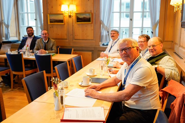 27.02.24 Wirtschaftsminister Hubert Aiwanger im Gespräch zum Brennernordzulauf (mit MdL Lausch) in München