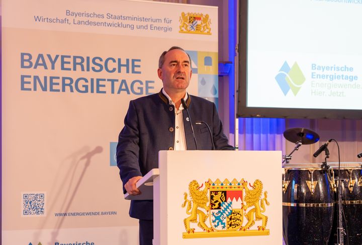 Bayerns Energieminister Hubert Aiwanger dankt den Veranstaltern für ihren Einsatz bei den Bayerischen Energietagen
Foto: StMWi/E. Neureuther