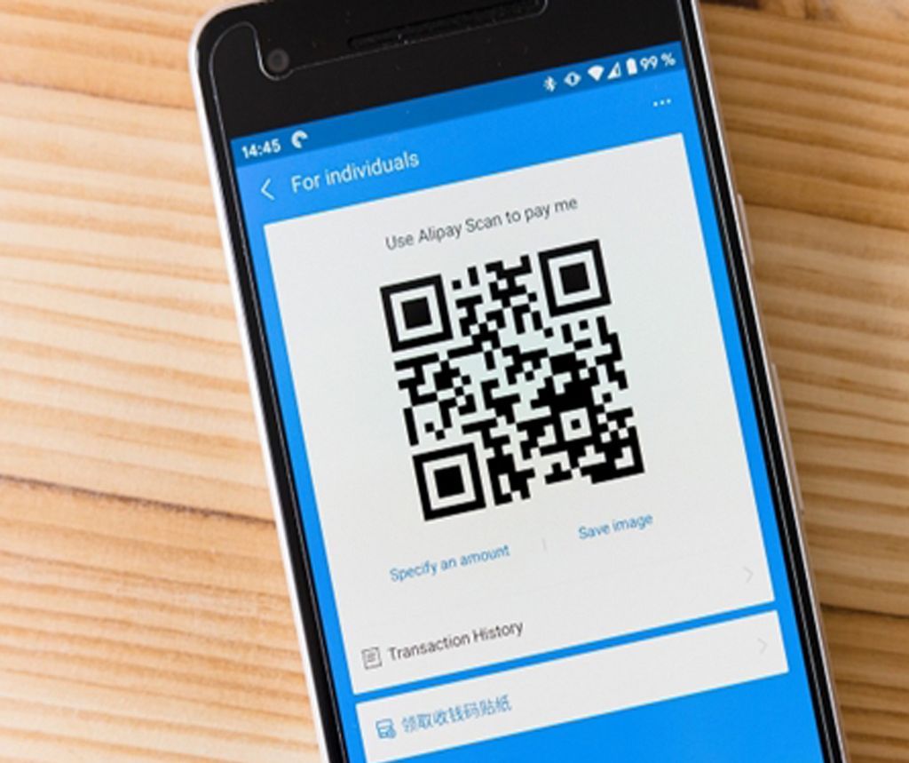 Smartphone mit QR-Code auf dem Display