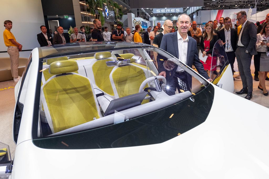 Bayerns Wirtschaftsminister Hubert Aiwanger besucht den IAA Summit auf dem Münchner Messegelände.