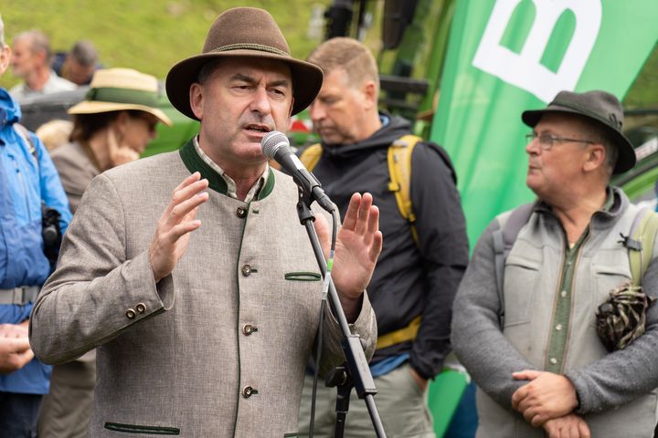 Aiwanger spricht bei Hauptalmbegehung in Oberammergau. Foto: StMWI/B. Brummer