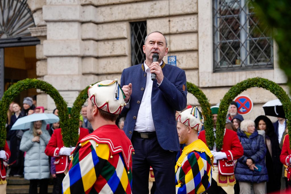 _DSC0232 Der Bayerische Wirtschaftsminister Hubert Aiwanger begrüßt die Original Münchner Schäfflertanzgruppe.