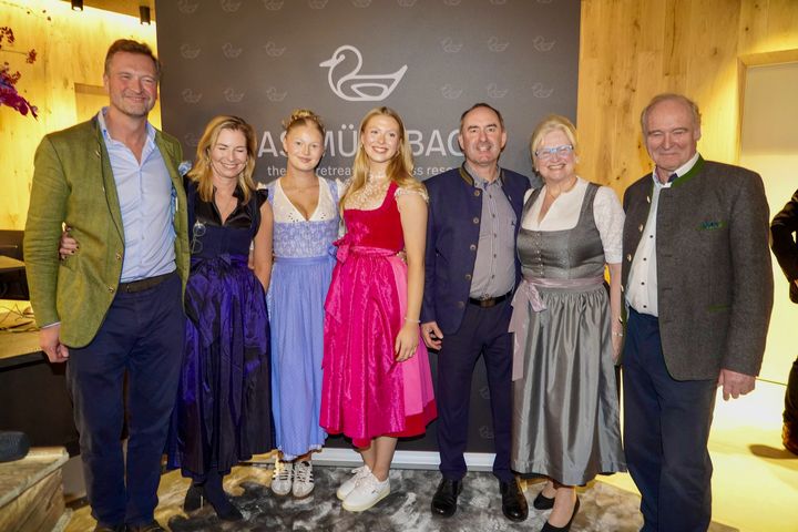 Bayerns Wirtschaftsminister Hubert Aiwanger mit der Inhaberfamilie Freudenstein bei der Einweihung des Erweiterungsbaus von &quot;Das Mühlbach&quot;
Foto: StMWi/A. Ufert