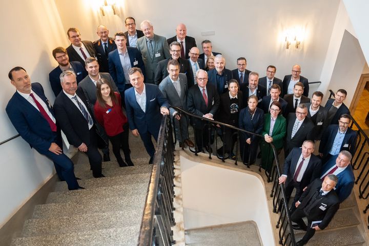 Die Teilnehmer des Runden Tisches: Vertreter der Sicherheits- und Verteidigungsindustrie sowie die Bayerischen Staatsminister Hubert Aiwanger und Dr. Florian Herrmann. Foto: Bastian Brummer/StMWi